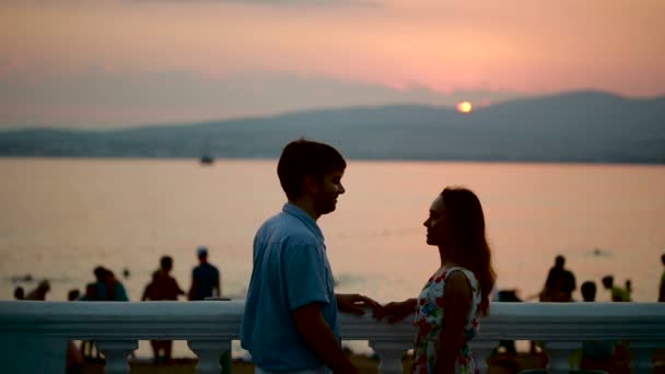 サンセットのロマンチックなカップルのシルエット。海の背景。男と女のキス — ストック動画