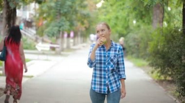 genç kız bir sandviç yeme. Fast food kavramı. sandviç ısırıkları