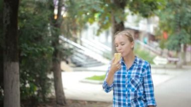 genç kız bir sandviç yeme. Fast food kavramı. sandviç ısırıkları