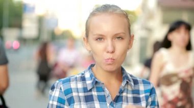 Kız sokakta açık cipsi yemek. Güzel ve genç birbayan patates cips yeme.