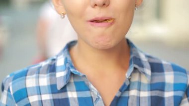 Kız sokakta açık cipsi yemek. Güzel ve genç birbayan patates cips yeme.