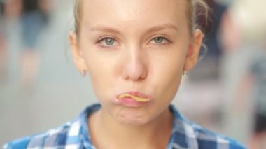 Kız sokakta açık cipsi yemek. Güzel ve genç birbayan patates cips yeme.