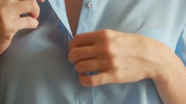 Tanınmayan kadın açılarak bluz sütyenini ifşa. okşamalarla göğüsler