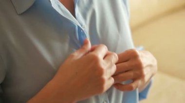 Tanınmayan kadın açılarak bluz sütyenini ifşa. okşamalarla göğüsler