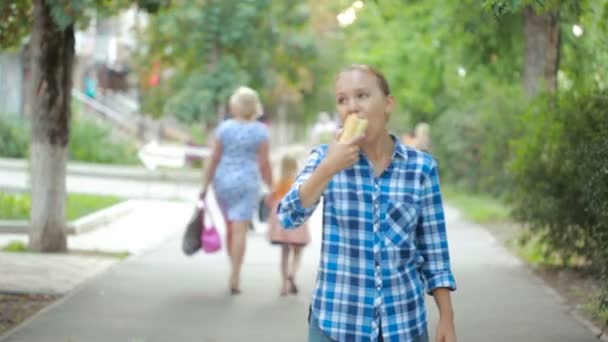 Genç kız bir sandviç yeme. Fast food kavramı. sandviç ısırıkları — Stok video