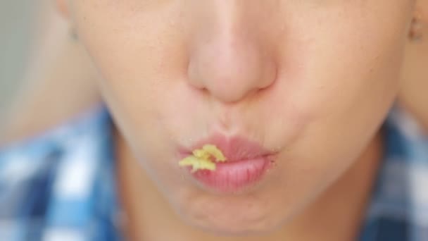 Mädchen essen Chips im Freien auf der Straße. schöne junge Frau isst Kartoffelchips. — Stockvideo