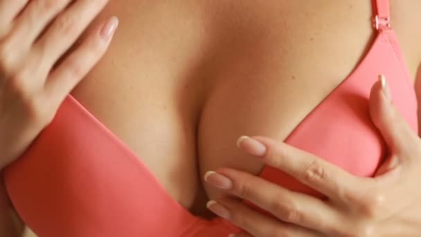 Kvinna smeka hennes bröst. Underkläder. sexlekar. närbild — Stockvideo