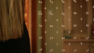 Bir kadın ona elbiseyi çıkar ve yere bırakın. kadın eve geldi