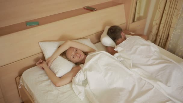 Meisje op zoek telefoon partner terwijl hij slaapt. bewijs van ontrouw — Stockvideo