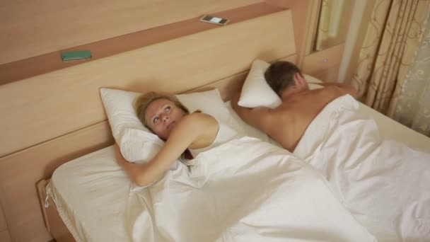 Ragazza in cerca di compagno di telefono mentre dorme. prova di infedeltà . — Video Stock
