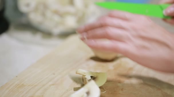 Dziewczyna kawałki grzyby. Zdrowe jedzenie koncepcja. grzyby — Wideo stockowe