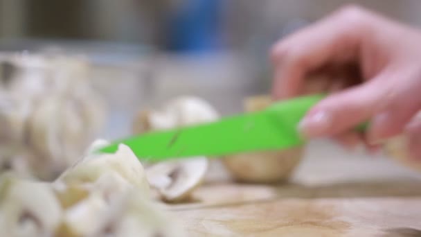 A rapariga corta cogumelos. conceito de alimentação saudável. fungos — Vídeo de Stock