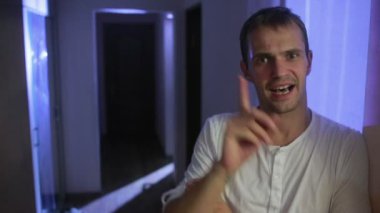 adam bir video blog yazıyor. bir kadın hayalet vardır. Spiritüalizm