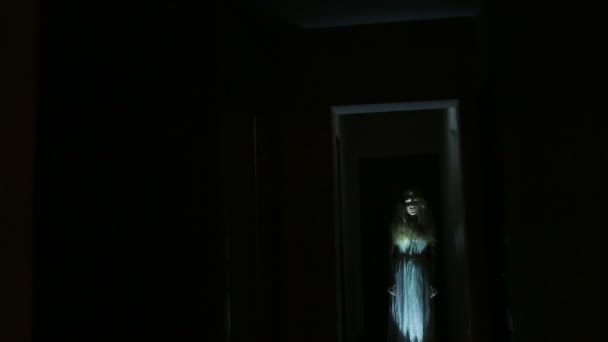 C'e 'una ragazza fantasma in casa. lo spirito di una donna. Scena dell'orrore di una donna spaventosa — Video Stock