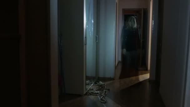 Chica fantasma en la casa. el espíritu de una mujer. Escena de horror de una mujer aterradora — Vídeo de stock