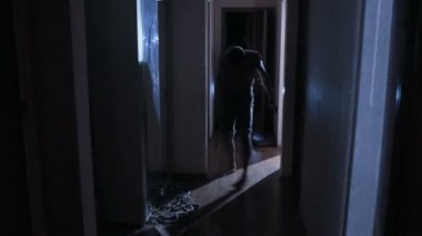 iki zombi manyak koridorun bir bıçakla. korku