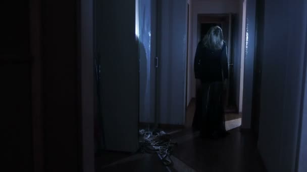 鬼女孩在房子里。一个女人的精神。一个可怕的女人的恐怖场景 — 图库视频影像