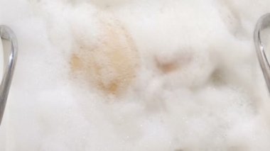 köpük banyosunda eşek kız yıkar