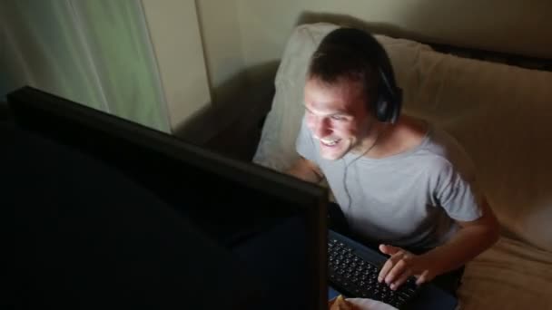 Man playing video games on your computer. late at night on the computer gamer — Stock Video