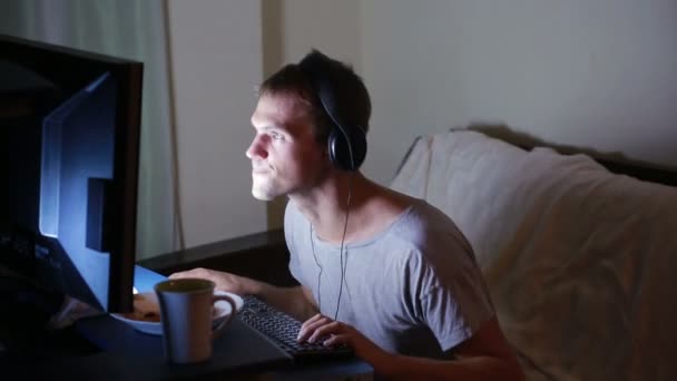 Homme jouant à des jeux vidéo sur votre ordinateur. tard dans la nuit sur le joueur de l'ordinateur — Video