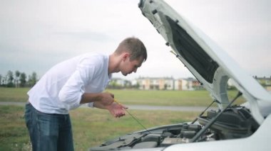 Araba motoru olarak görünen adam. adam tamir kırık araba