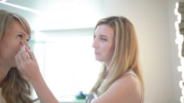 Kız bir güzellik salonu. Makyöz ve Kuaför bir kadın üzerinde çalışma