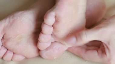 kadın ayakları ile cilt soyulmuştu. işlemden sonra fırçalayın ayak