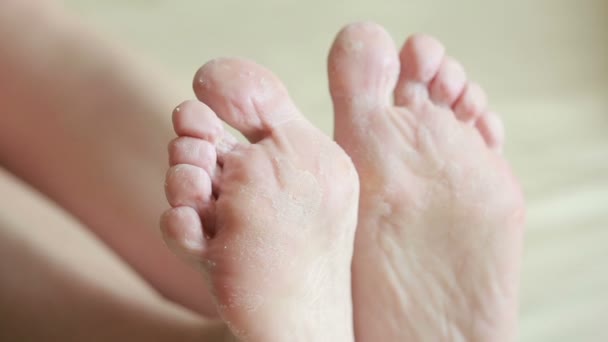 Γυναικεία πόδια με ξεφλούδισμα. κρέμα απολέπισης ποδιών μετά τη διαδικασία — Αρχείο Βίντεο