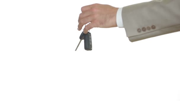 Mano masculina sosteniendo una llave del coche y entregándola a otra persona. estrechar las manos — Vídeo de stock