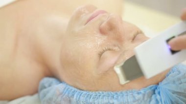 Şevval Özçelik Güzellik Rf kaldırma için genç kadın yapar. yüz için kozmetik prosedürler.