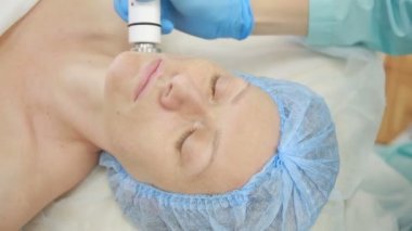 Şevval Özçelik Güzellik Rf kaldırma için genç kadın yapar. yüz için kozmetik prosedürler.