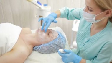 bir kaplıca tedavisi alma kadın yüzü. derin yüz temizleyici