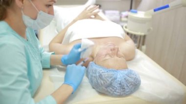 Kozmetik tedavi bir klinikte enjeksiyonlu. Cilt sur