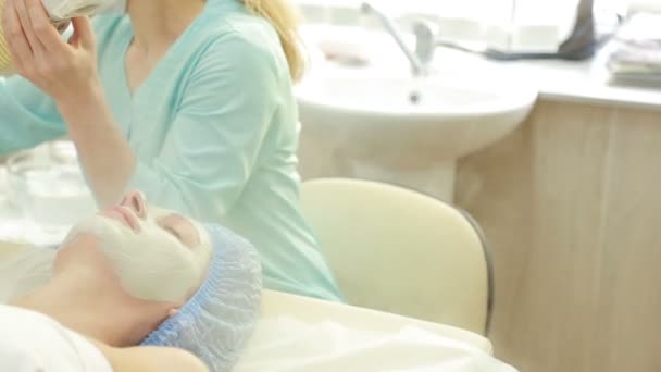 Cara de las mujeres recibiendo un tratamiento de spa. limpieza facial profunda — Vídeos de Stock