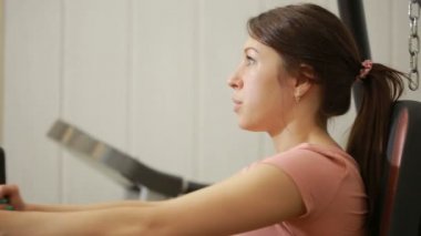 Spor salonunda güzel kız trenler. bir spor simülatörde yapan kadın