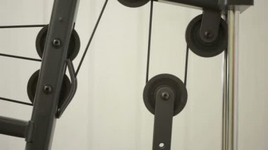 Spor salonunda güzel kız trenler. bir spor simülatörde yapan kadın