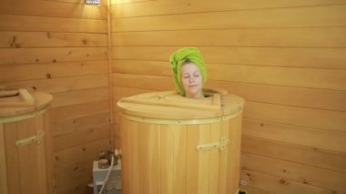 spa uygulamaları için ahşap varil kız. Anti-Aging tedaviler