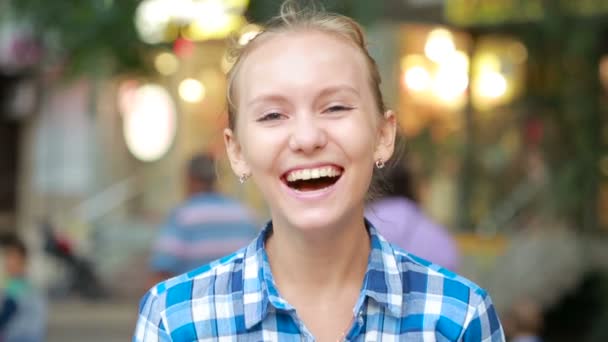 Όμορφη νεαρή κοπέλα γελώντας στο δρόμο. ευτυχισμένη γυναίκα — Αρχείο Βίντεο