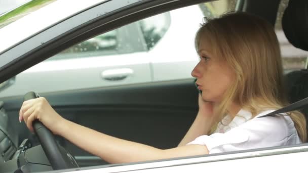 Mujer frustrada atrapada en un atasco de tráfico. chica hablando por teléfono en el coche — Vídeo de stock