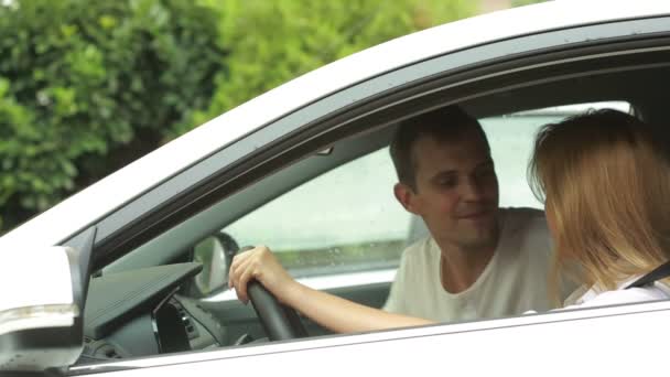 Jeune couple embrassant dans la voiture. Homme et femme dans la voiture — Video