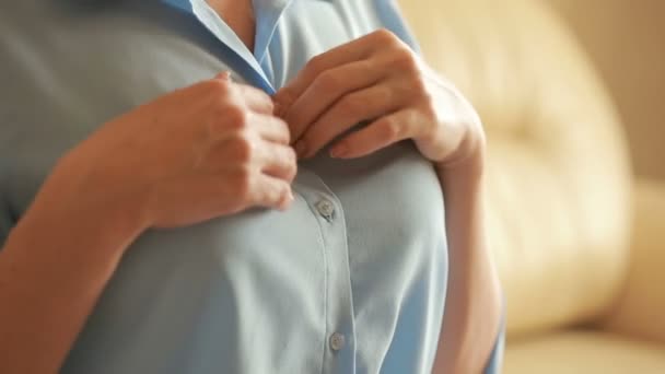 Oigenkännlig kvinna uppknäppt blus avslöjar hennes behå. smeker brösten — Stockvideo