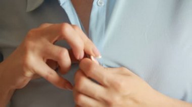 Tanınmayan kadın açılarak bluz sütyenini ifşa. okşamalarla göğüsler