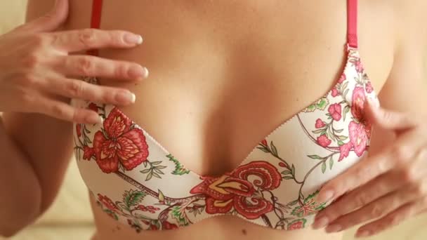 Femme caressant ses seins. Sous-vêtements. jeux sexuels. gros plan — Video