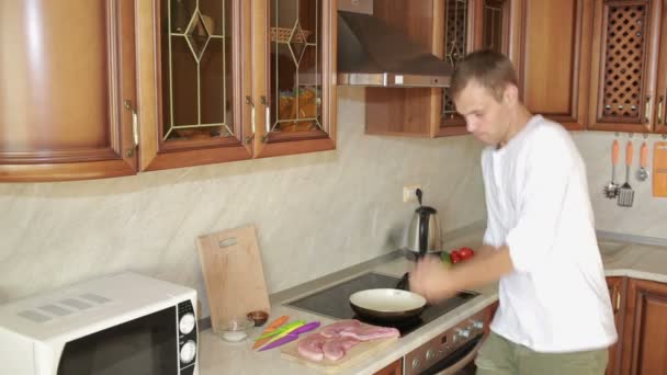 Man Beats Meat By Kitchen Hammer, divertido chico bailando y preparando comida — Vídeo de stock