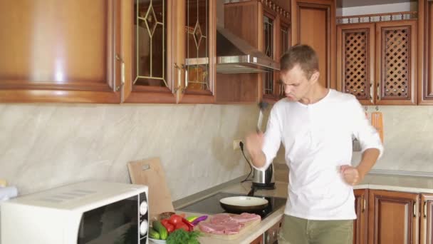 Man Beats Meat By Kitchen Hammer, divertido chico bailando y preparando comida — Vídeo de stock