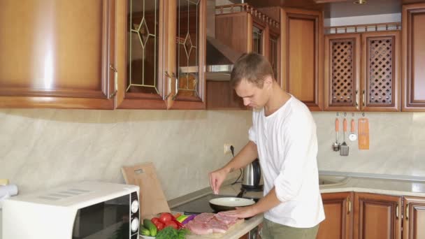 男はキッチン ハンマーによって肉を打ちます。夕食の準備の男性 — ストック動画