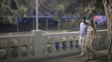 Bir kaç gece dışarı Street yürüyüş. güzel Romantik Çift