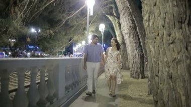 Bir kaç gece dışarı Street yürüyüş. güzel Romantik Çift
