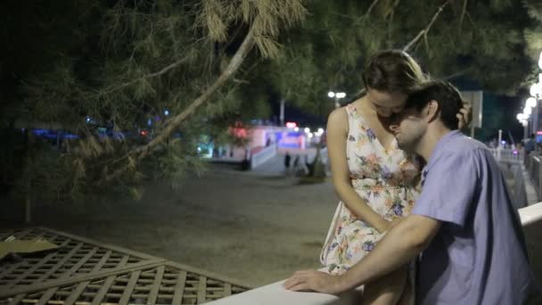 Pareja caminando por la calle en la noche de salida. pareja romántica encantadora — Vídeo de stock