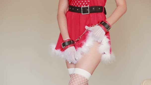 Sexy Santa meisje streelt zelf. Sex spellen. handen in handboeien — Stockvideo